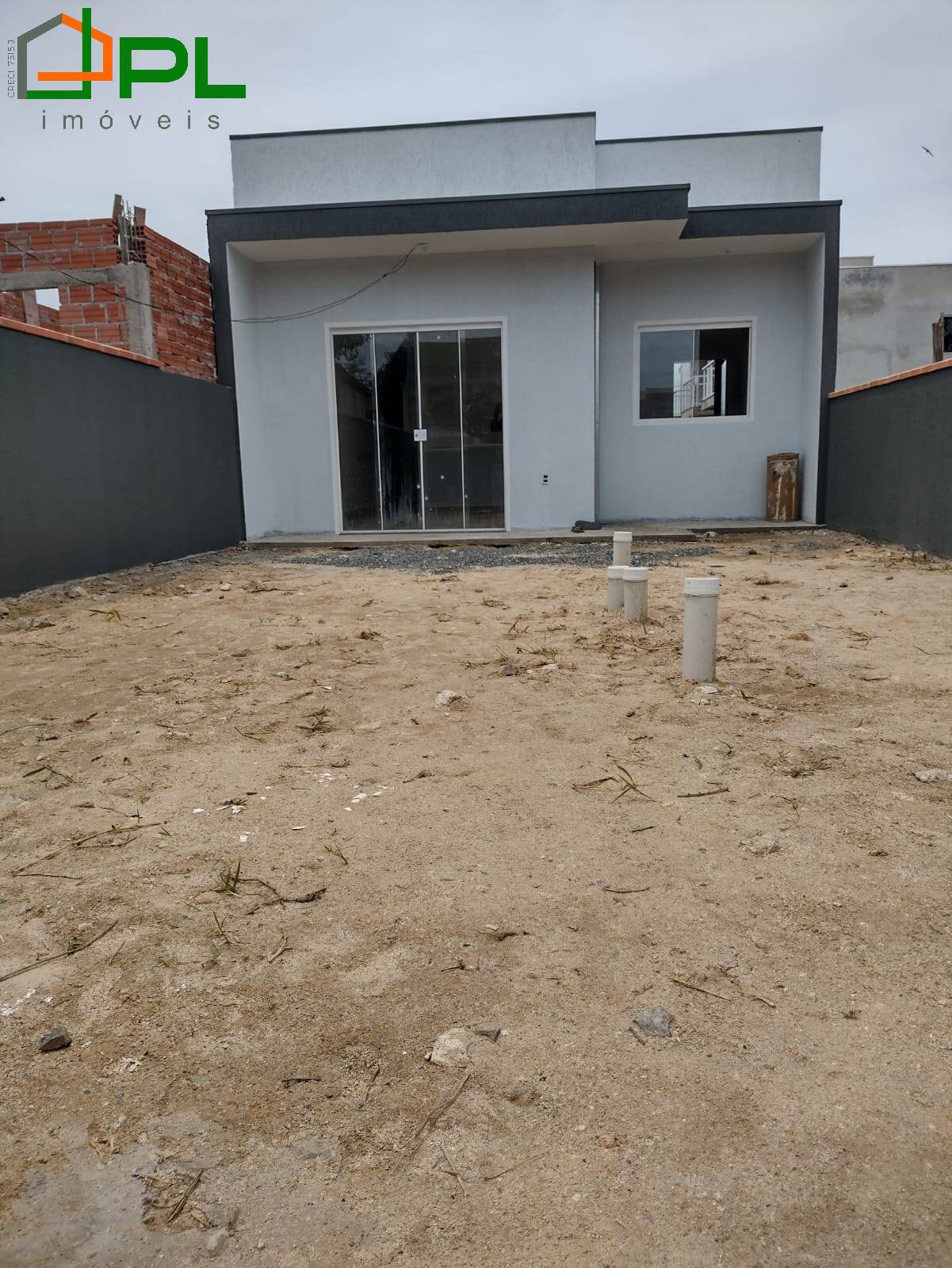 Casa à venda com 3 quartos, 68m² - Foto 1